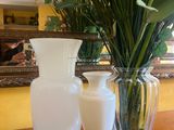 deux vases posés sur une table, contenant des fleurs