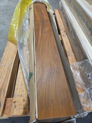 Plusieurs morceaux de bois sont posés sur une palette dans un entrepôt