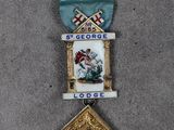 un gros plan d'une médaille sur laquelle figure l'effigie d'un soldat