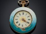 un gros plan d'une montre de poche ornée de chiffres romains