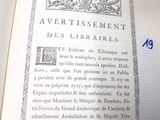 un livre ouvert, dont une page est visible, posé sur une table