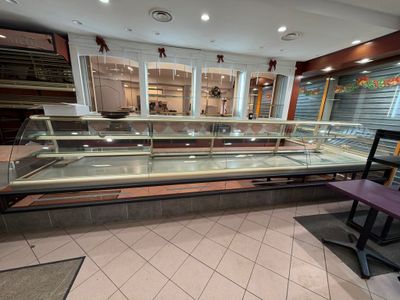 une vitrine en verre au milieu d'un magasin