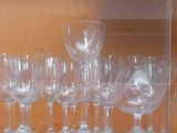de nombreux verres à vin alignés en rangée