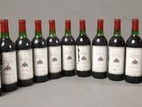 six bouteilles de vin rouge alignées