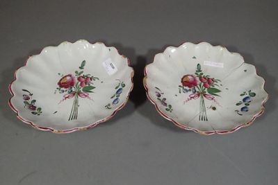deux assiettes avec des fleurs sur une table
