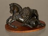 statue en bronze d'un cheval avec un cavalier sur son dos