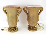 deux vases posés l'un à côté de l'autre sur une table
