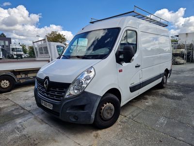 une camionnette blanche garée dans un parking à côté d'autres véhicules