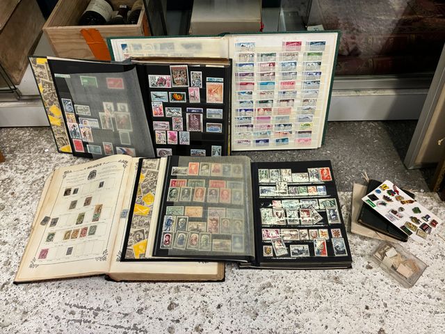 Lot de quatre albums de timbres de collection et un petit lot de ...