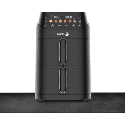 une friteuse à air chaud noire posée sur un plan de travail