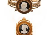 un gros plan sur un bracelet en or orné de l'image d'une femme
