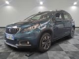 la voiture bleue est garée sur un sol en damier dans le garage