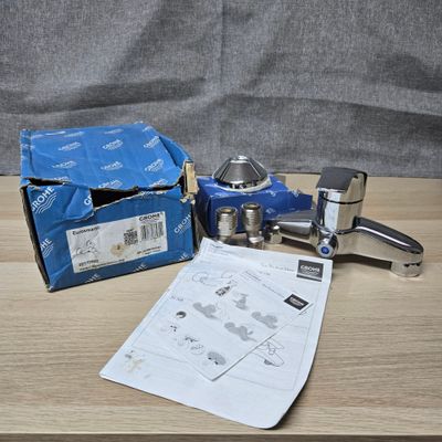 une boîte à outils posée sur une table, à côté d'une boîte de papier