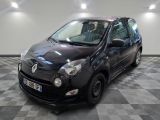 la photo d'une petite voiture noire garée dans un garage
