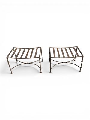 une paire de bancs en fer sur fond blanc