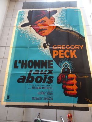 une grande affiche représentant un homme tenant une arme à feu
