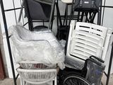un chariot avec des chaises, et une chaise et une autre chaise posées dessus