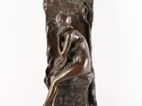 statue en bronze représentant une femme assise sur un rocher, les mains sur le visage