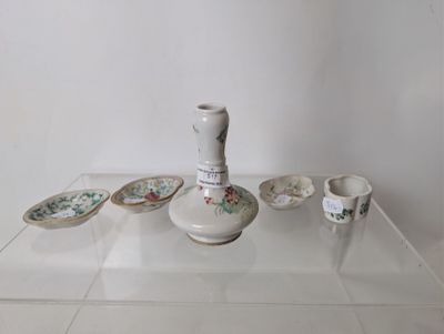 une table en verre sur laquelle se trouvent un vase et des assiettes