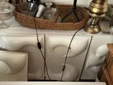 une personne qui coupe un gâteau avec un couteau