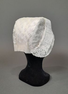un gros plan d'un chapeau blanc sur la tête d'un mannequin
