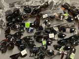 de nombreuses paires de lunettes de soleil posées sur une table