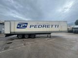 un camion semi-remorque garé dans un parking
