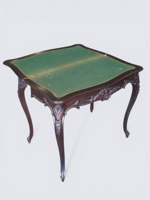 Table à jeux, en bois teinté et sculpté à plateau carré garn…