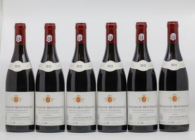 six bouteilles de vin sont alignées sur une surface blanche