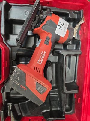 une boîte à outils rouge avec des outils sur une table