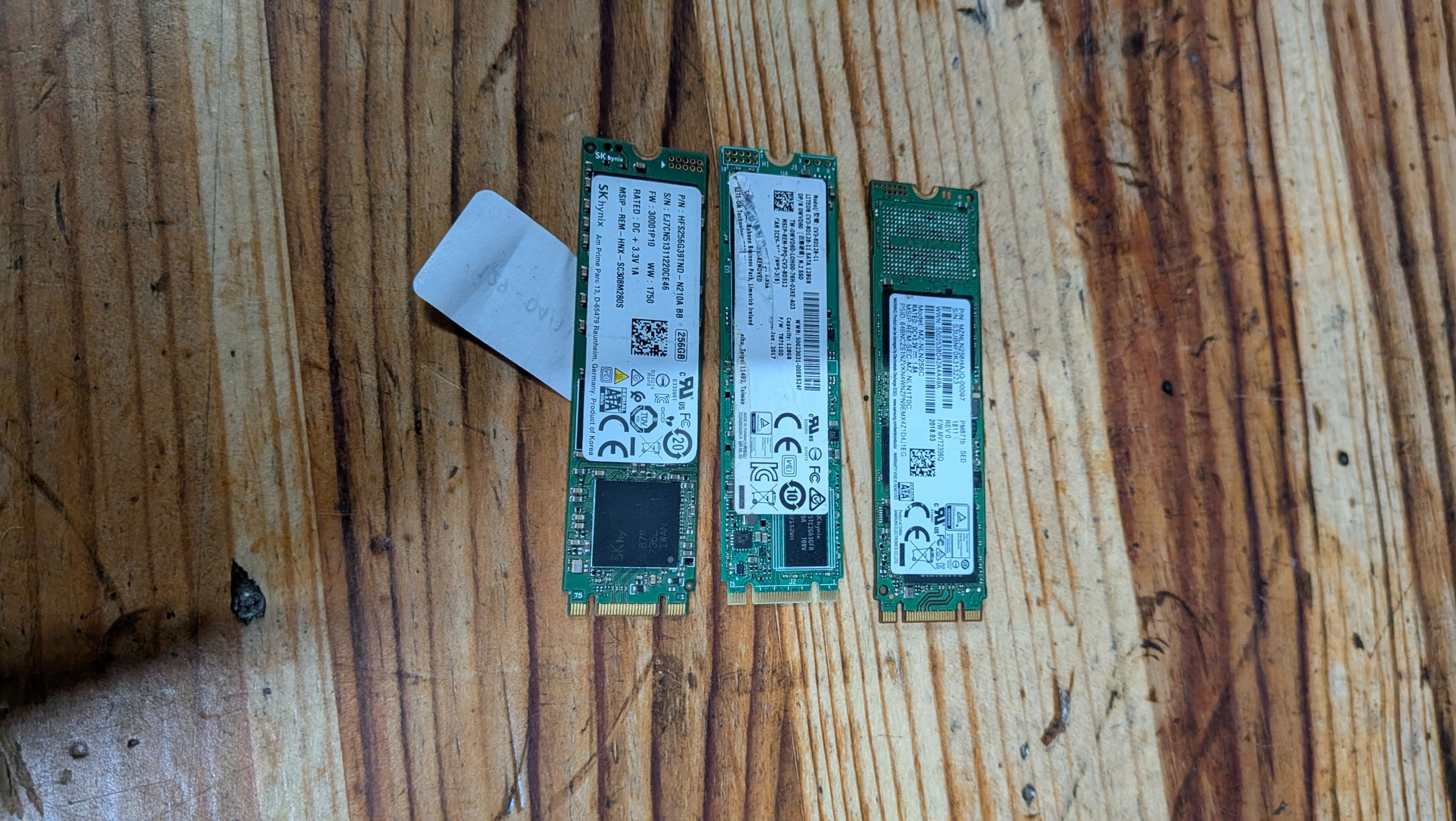 LOT DE 3 DISQUES DURS SSD MVE 256 GB - TVA RECUPERABLE