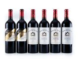 six bouteilles de vin rouge alignées sur une surface blanche