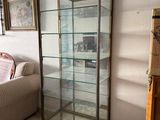 une vitrine en verre dans un coin du salon