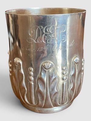 une coupe en argent posée sur une table