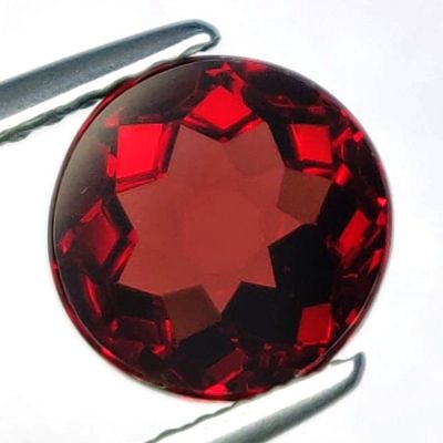 une pierre rouge sur laquelle est gravée une étoile et une paire de tweewees