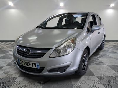 la photo d'une voiture argentée garée dans un garage
