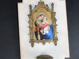 une photo d'une photo représentant une femme tenant un bébé dans ses bras