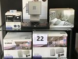 de nombreuses boîtes contenant des appareils électroniques sur les rayons du magasin