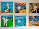 Quatre images différentes de personnages de dessins animés sont accrochées au mur