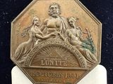 une pièce d'or portant l'image d'un homme et d'une femme