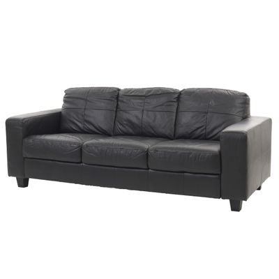 canapé en cuir noir sur fond blanc, avec un fond blanc