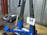 une machine posée sur une table