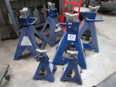 cinq crics bleus posés par terre dans un garage