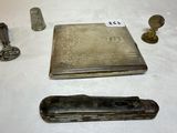 beaucoup d'objets en argent posés sur une table