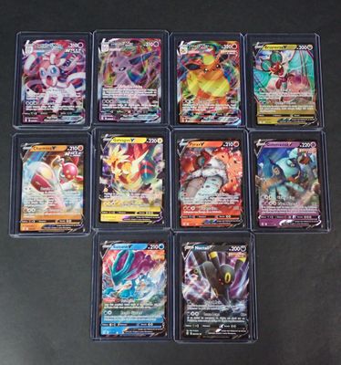 un tas de cartes pokemon posées sur une table