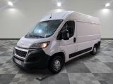 la camionnette blanche est garée sur un sol carrelé en damier