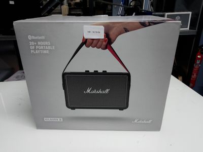 La boîte de l'enceinte portable Marshall est ouverte et prête à l'emploi.