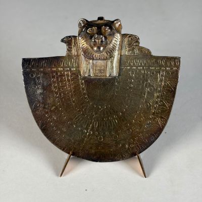 sculpture en bronze représentant un chat dans un bateau, posée sur un socle
