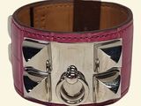 bracelet-manchette en cuir violet rehaussé de détails en métal argenté sur fond blanc