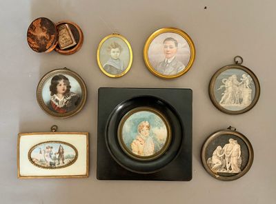 beaucoup de photos encadrées sur le mur de cette pièce